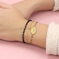 Goudkleurige armband met zwarte kraaltjes