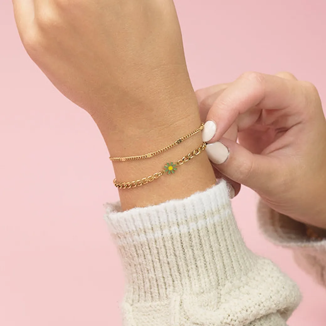 Goudkleurige armband met groene bloem bedeltje