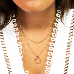 Goudkleurige ketting met een appel