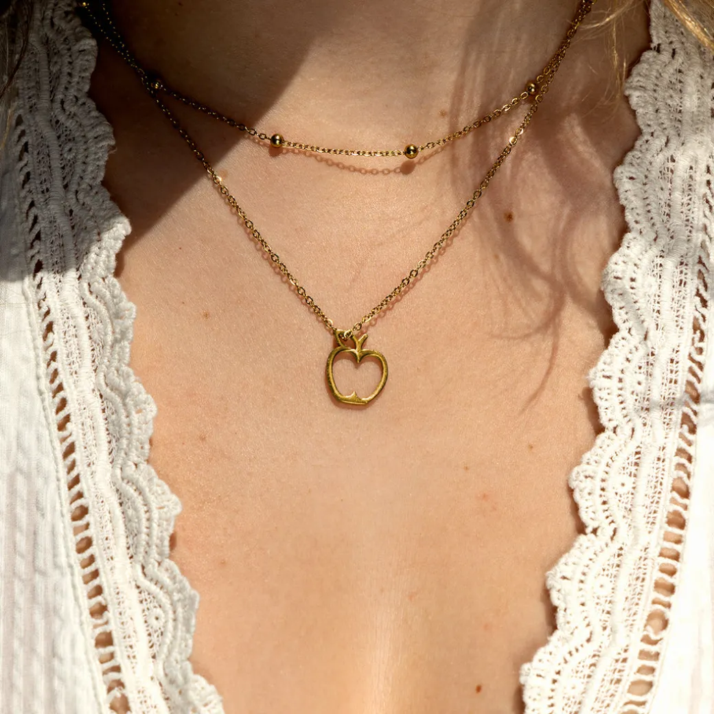Goudkleurige ketting met een appel