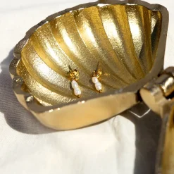 Goudkleurige oorbellen met parel kraaltjes