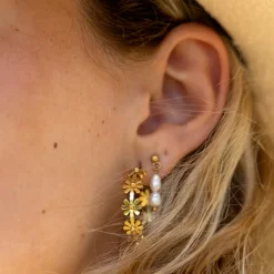 Goudkleurige oorbellen met parel kraaltjes