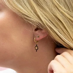 Goudkleurige oorring met zwarte ster bedeltje