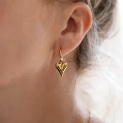 Goudkleurige oorringen met hart bedeltje
