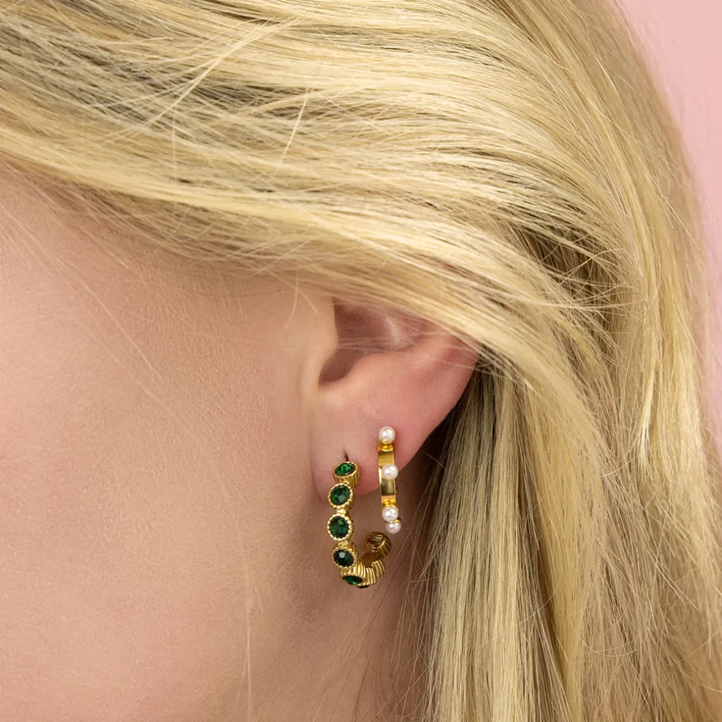 Goudkleurige oorringen met groene strass steentjes