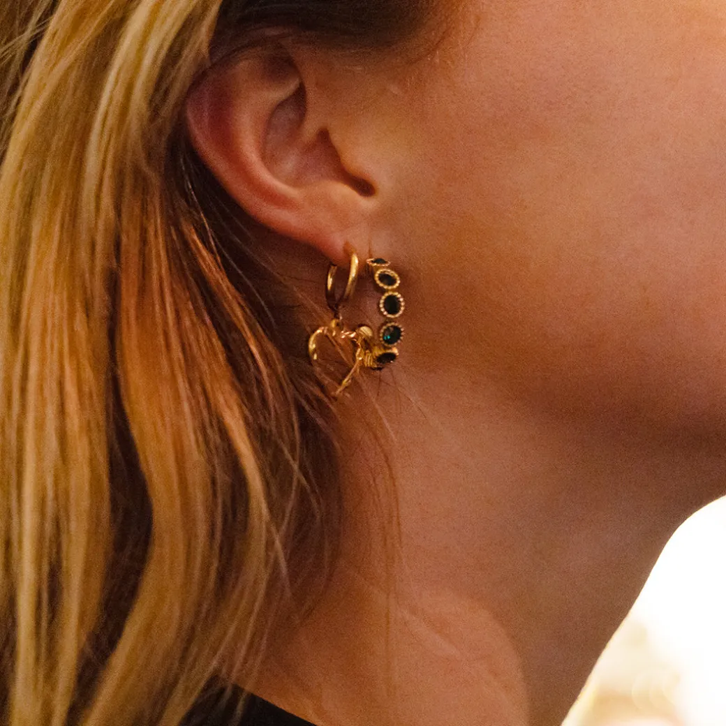 Goudkleurige oorringen met groene strass steentjes