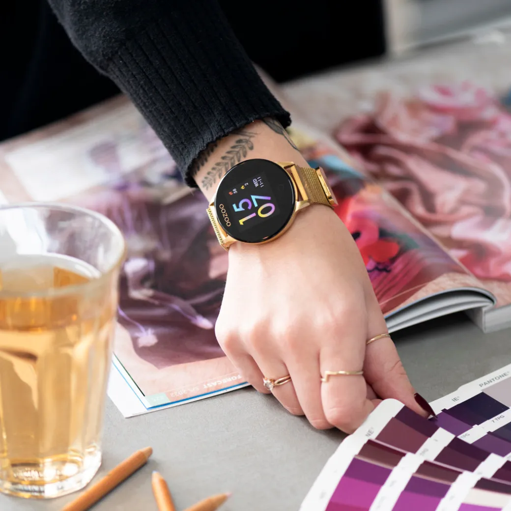 Goudkleurige OOZOO smartwatch met goudkleurige metalen mesh armband - Q00121