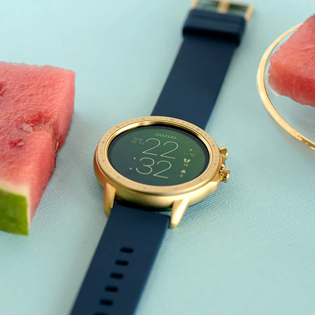 Goudkleurige OOZOO smartwatch met donker blauwe rubber band - Q00321