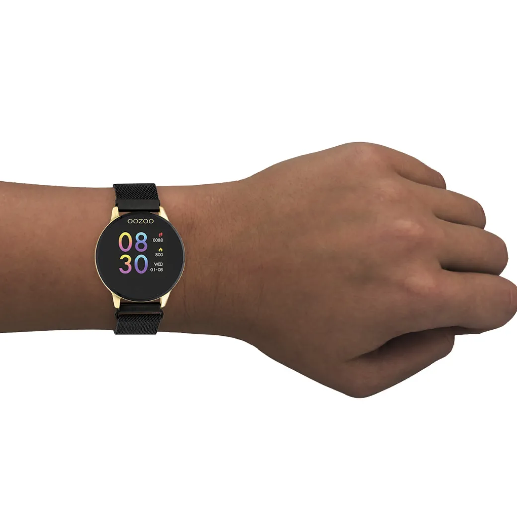 Goudkleurige OOZOO smartwatch met zwarte metalen mesh armband - Q00122