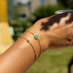 Goudkleurig/groene armband met een klaver