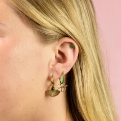 groene oorringen met goud klaver bedel