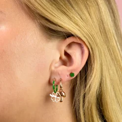 groene oorringen met Rosé goudkleurige klaver bedel
