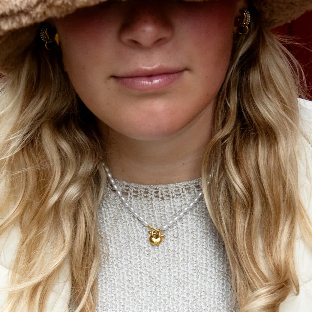 parel ketting met hart en zwart strass steentje
