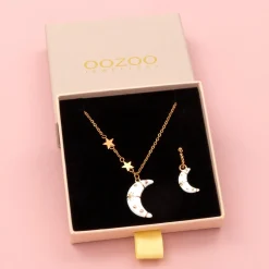 Rosé goud kleurige oorring + ketting set met een maan bedeltje