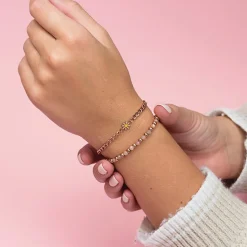 Rosé goudkleurige armband met roze bloem bedeltje