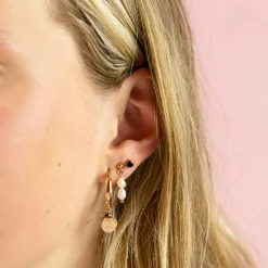 Rosé goudkleurige oorbellen met parel kraaltjes