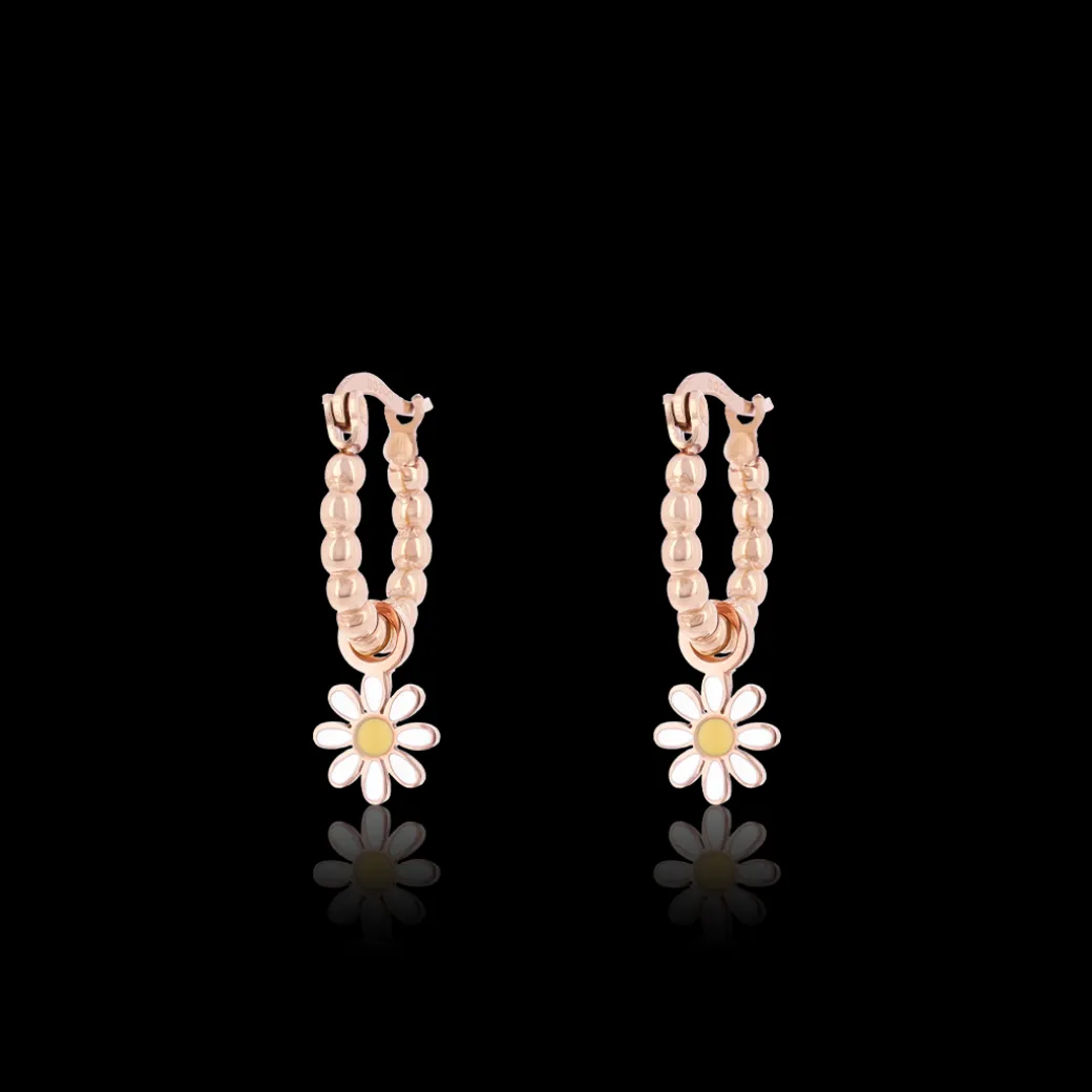 Rosé goudkleurige oorringen met witte bloem bedeltje