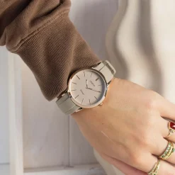 Rosé goudkleurige OOZOO horloge met taupe rubber band - C20170