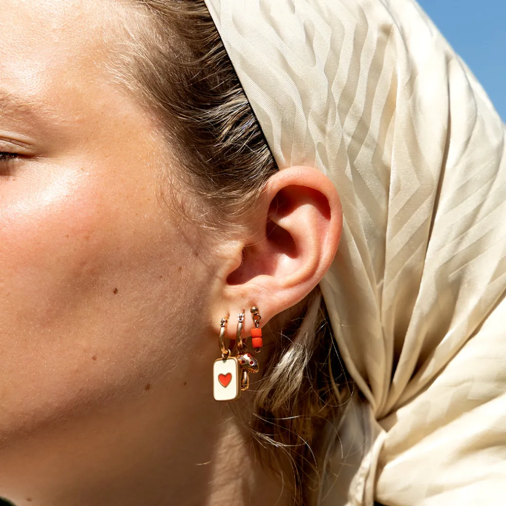 Rosé goudkleurig/rode oorring met een hart plaatje