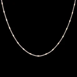 Rosé kleurige ketting met klassiek detail