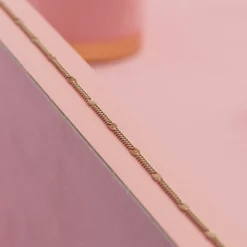 Rosé kleurige ketting met klassiek detail