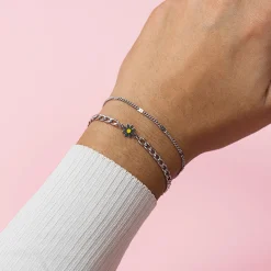 Zilverkleurige armband met blauwe bloem bedeltje