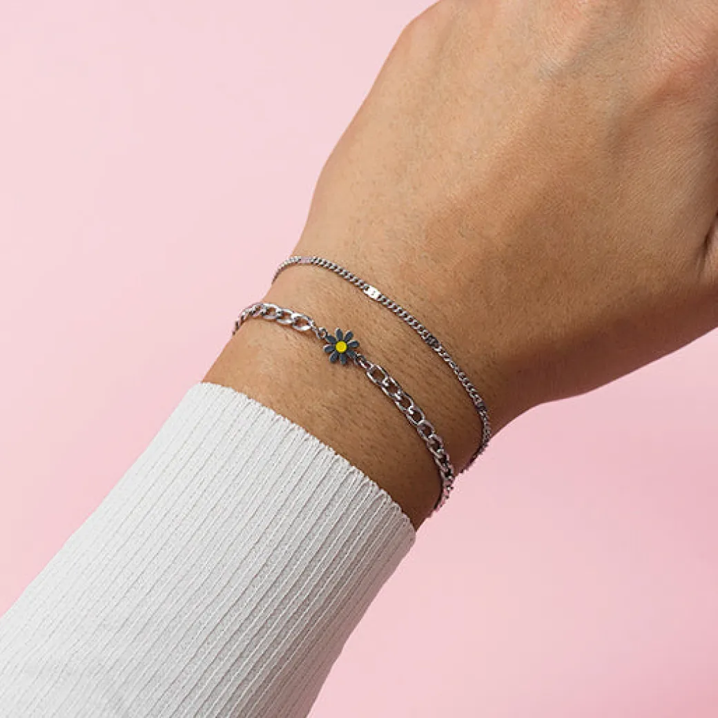 Zilverkleurige armband met blauwe bloem bedeltje