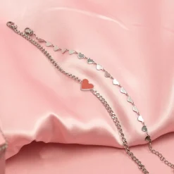 Zilverkleurige armband met hartjes