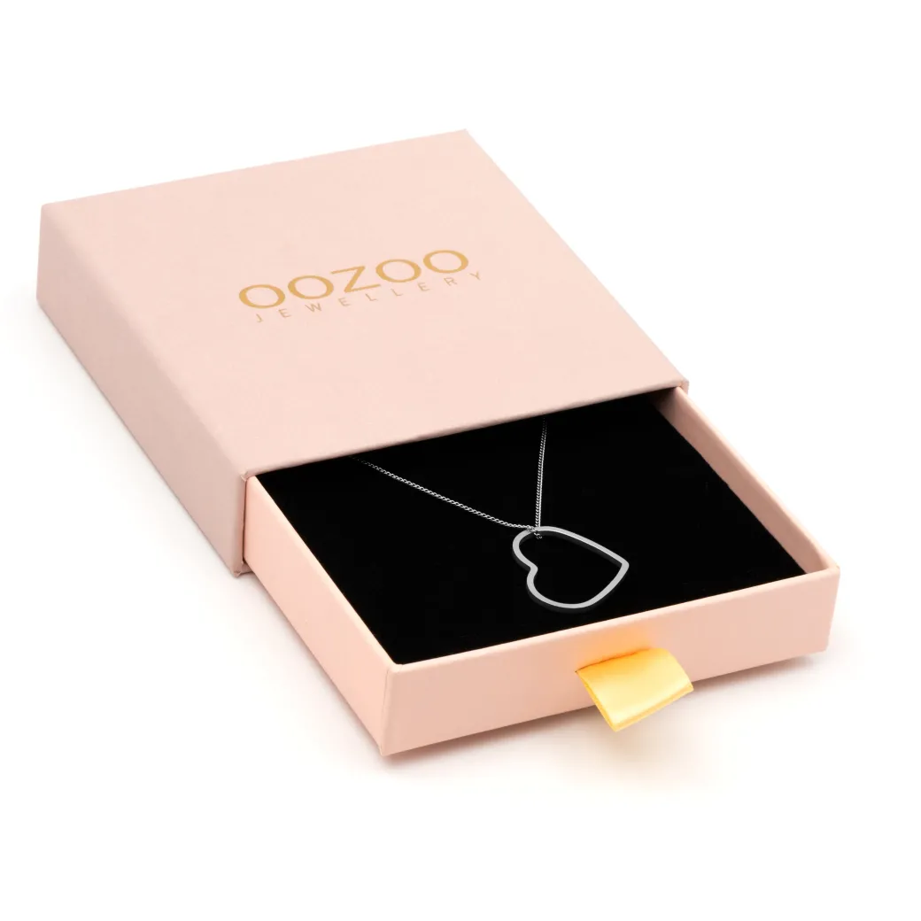 Zilverkleurige ketting met een hart