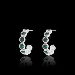 Zilverkleurige oorringen met groene strass steentjes