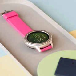 Zilverkleurige OOZOO smartwatch met framboos roze rubber band - Q00314