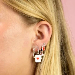 Zilverkleurig/rode oorring met een hart plaatje